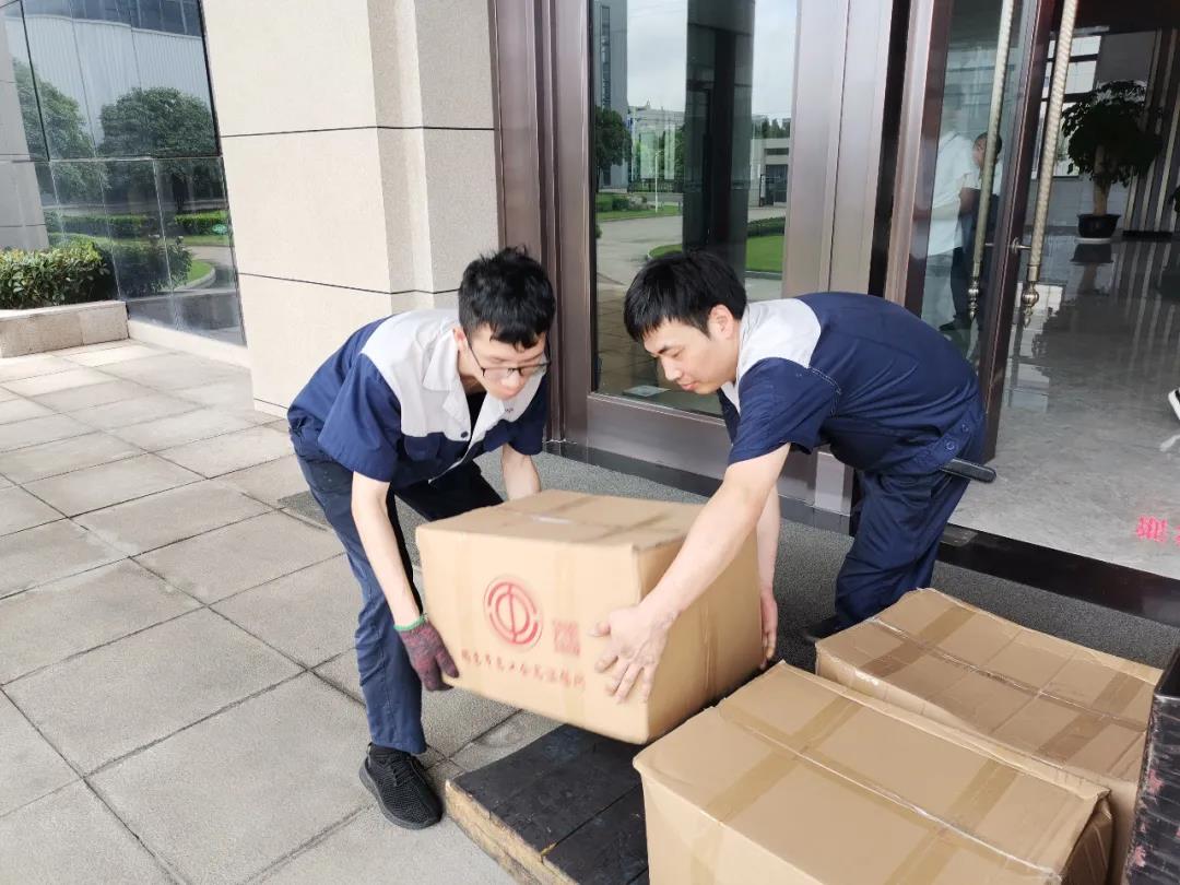 “夏日送清凉”，星空体育官网向生产一线员工分发市总工会夏日慰问品